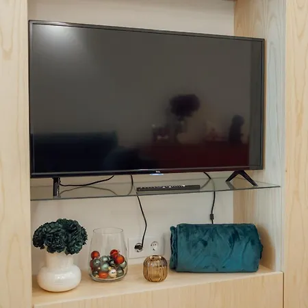 With A Pool By Vacationy アパート *